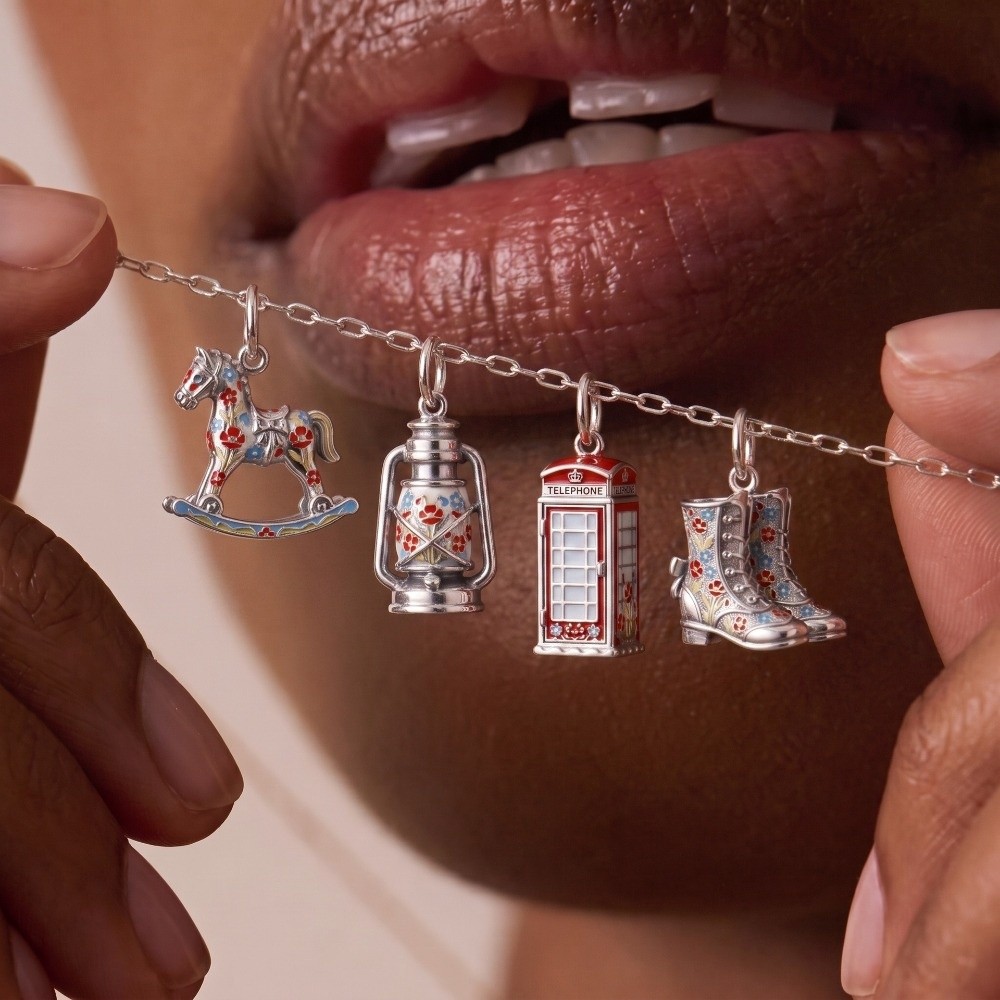 かわいいステンレス製の漫画風ペンダント。ミニチュアの英国テー - Jewelry Making London のレビューと価格